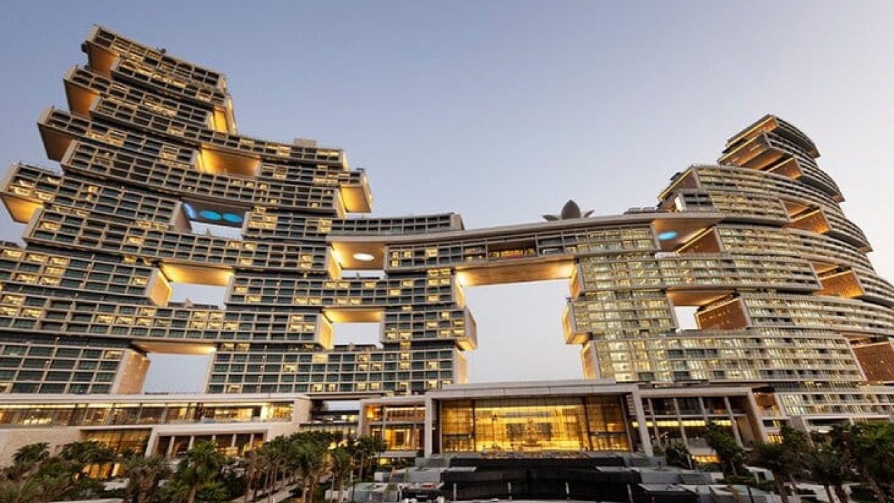 Why Rope Access Cleaning Is Safer Than Traditional Scaffolding